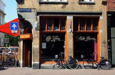 Tipik Amsterdam sokak görünümü