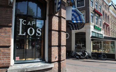 Tipik Amsterdam sokak görünümü