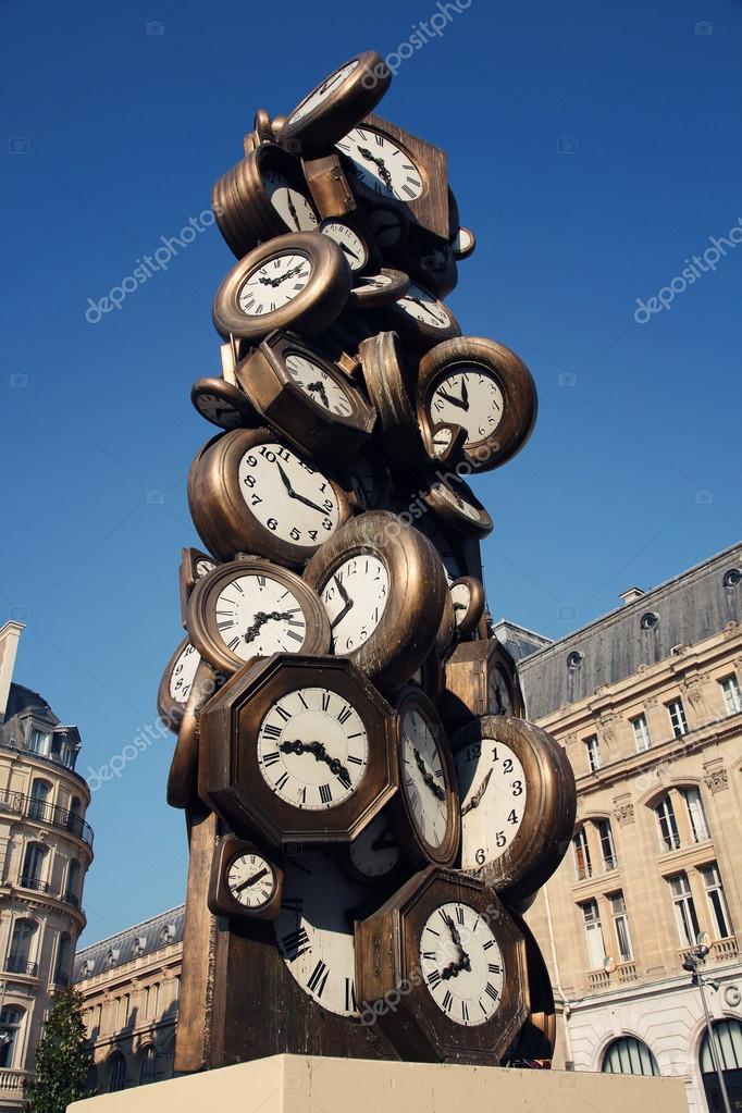 Reloj de escultura en París — Foto editorial de stock #85777188