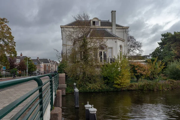 Października 2020 Leiden Holandia Canal Street Centrum Leiden — Zdjęcie stockowe