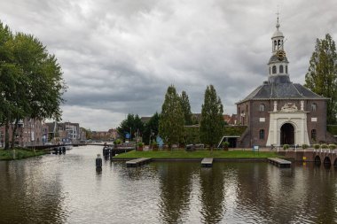 Şehir Kapısı Zijlpoort ve kanal, Leiden, Hollanda 'nın dönüm noktası.