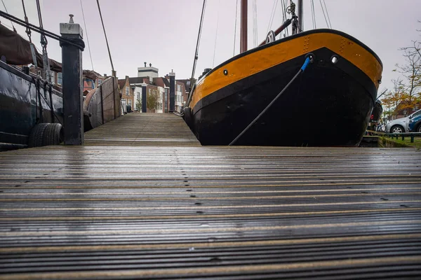 Παραδοσιακό Ολλανδικό Πλοίο Δεμένο Στην Προβλήτα Που Απεικονίζεται Από Χαμηλή — Φωτογραφία Αρχείου