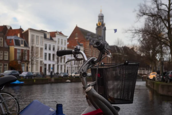 Велосипеды Фасады Традиционных Голландских Зданий Лейдене Нидерланды — стоковое фото