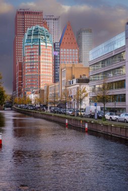 03 Kasım 2020, Lahey, Hollanda, Yüksek Binalı ve Bulutlu Gökyüzü Şehrinin manzarası.