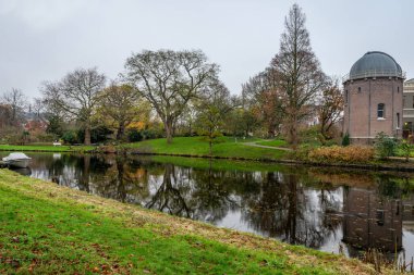 Hollanda, Leiden 'daki gözlemevine giden kanala bakın. 