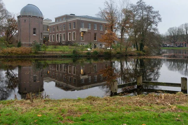 オランダのライデンの展望台への運河を見下ろす — ストック写真