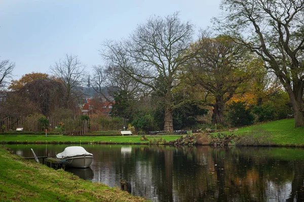 View Canal Botanical Garden Leiden Netherlands Boat Foreground — Stock Photo, Image