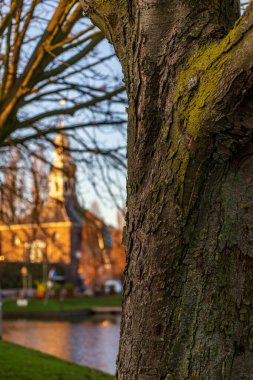 Gün batımında, Hollanda, Leiden kanalının yanında yürüyüş yolu