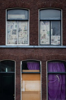 2 Aralık 2020 'de, Leiden, Hollanda' da, camlarında gazeteler olan yeniden inşa edilmiş bir daire.