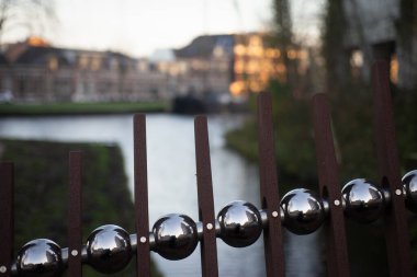 Köprüden, Leiden, Hollanda 'ya giden kanal bulanık görünüyor.