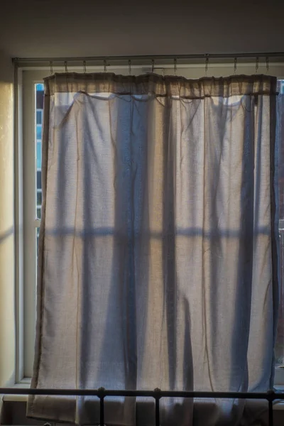 Weiße Vorhänge Metallbett Und Geschlossenes Fenster Schlafzimmer — Stockfoto