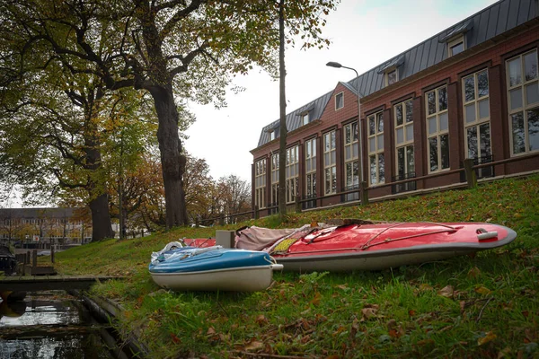 Kayaks Rojos Azules Costa Cubierta Hierba Del Canal Leiden Países — Foto de Stock