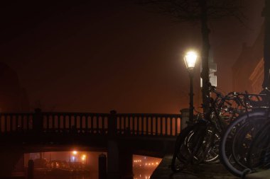 Hollanda 'nın güzel Leiden şehrinin gece görüntüsü.