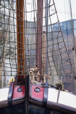 Kent Kapısı Zijlpoort, Leiden, Hollanda yakınlarındaki kanalda geleneksel Hollandalı tekne ve ekipman