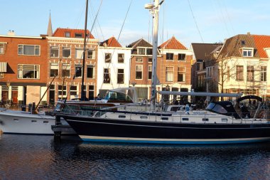 17 Ocak 2021, Leiden, Hollanda, Hollanda Belediye Kapısı Zijlpoort, Leiden, Hollanda yakınlarındaki kanalda yelkenli tekneleri ve ekipmanlar