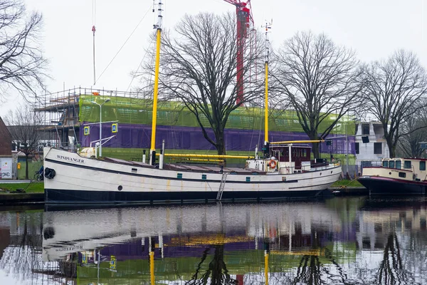 Febrero 2021 Leiden Países Bajos Barco Equipo Tradicional Holandés Canal — Foto de Stock
