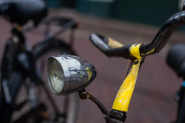 Frontansicht Von Oldtimer Fahrradlampen Und Lenker Und Regentropfen — Stockfoto