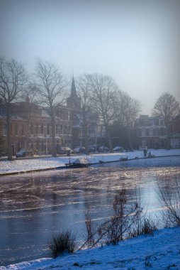 12 Şubat 2021 Leiden, Hollanda, Güneşli ve soğuk günlerde Darcy fırtınası insanları donmuş kanallarda paten yapmaya çekti.