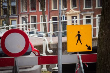 Hiçbir aracın yeniden inşa aşamasındaki yolda araba kullanamaması için yol, koni ve işaretlerle kapatıldı.