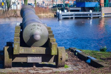 19 Mart 2021, Leiden, Hollanda, Zijlpoort 'ta vintage ağır silah 