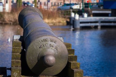 19 Mart 2021, Leiden, Hollanda, Zijlpoort 'ta vintage ağır silah 