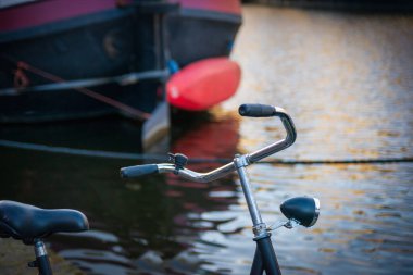 Hollanda 'nın Leiden limanında geleneksel Hollanda gemisi, kano ve bisikleti