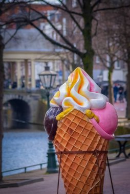 Koornbrug 'un dondurma modeli. Yüzyıllardır tahıl ticareti yapılan yer, Leiden, Hollanda.