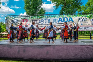 29 Mayıs 2021, Belgrad, Sırbistan, Ada Gölü 'ndeki 12. Barbekü Festivali ve ziyaretçileri eğlendiren ünlü halk dansçıları grupları