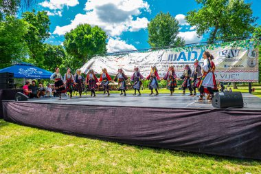 29 Mayıs 2021, Belgrad, Sırbistan, Ada Gölü 'ndeki 12. Barbekü Festivali ve ziyaretçileri eğlendiren ünlü halk dansçıları grupları