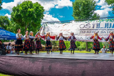 29 Mayıs 2021, Belgrad, Sırbistan, Ada Gölü 'ndeki 12. Barbekü Festivali ve ziyaretçileri eğlendiren ünlü halk dansçıları grupları