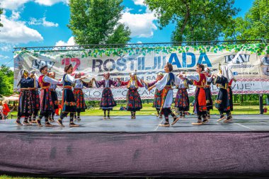 29 Mayıs 2021, Belgrad, Sırbistan, Ada Gölü 'ndeki 12. Barbekü Festivali ve ziyaretçileri eğlendiren ünlü halk dansçıları grupları