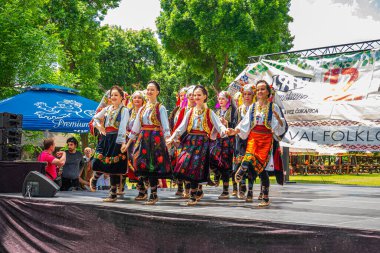 29 Mayıs 2021, Belgrad, Sırbistan, Ada Gölü 'ndeki 12. Barbekü Festivali ve ziyaretçileri eğlendiren ünlü halk dansçıları grupları