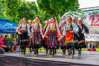 29 Mayıs 2021, Belgrad, Sırbistan, Ada Gölü 'ndeki 12. Barbekü Festivali ve ziyaretçileri eğlendiren ünlü halk dansçıları grupları