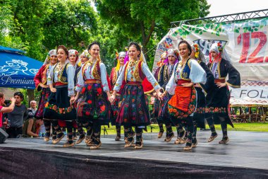 29 Mayıs 2021, Belgrad, Sırbistan, Ada Gölü 'ndeki 12. Barbekü Festivali ve ziyaretçileri eğlendiren ünlü halk dansçıları grupları