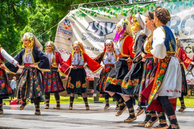 29 Mayıs 2021, Belgrad, Sırbistan, Ada Gölü 'ndeki 12. Barbekü Festivali ve ziyaretçileri eğlendiren ünlü halk dansçıları grupları