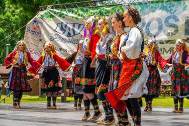 29 Mayıs 2021, Belgrad, Sırbistan, Ada Gölü 'ndeki 12. Barbekü Festivali ve ziyaretçileri eğlendiren ünlü halk dansçıları grupları