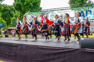 29 Mayıs 2021, Belgrad, Sırbistan, Ada Gölü 'ndeki 12. Barbekü Festivali ve ziyaretçileri eğlendiren ünlü halk dansçıları grupları
