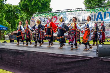 29 Mayıs 2021, Belgrad, Sırbistan, Ada Gölü 'ndeki 12. Barbekü Festivali ve ziyaretçileri eğlendiren ünlü halk dansçıları grupları