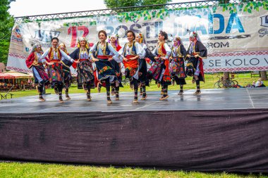 29 Mayıs 2021, Belgrad, Sırbistan, Ada Gölü 'ndeki 12. Barbekü Festivali ve ziyaretçileri eğlendiren ünlü halk dansçıları grupları