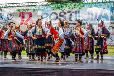 29 Mayıs 2021, Belgrad, Sırbistan, Ada Gölü 'ndeki 12. Barbekü Festivali ve ziyaretçileri eğlendiren ünlü halk dansçıları grupları