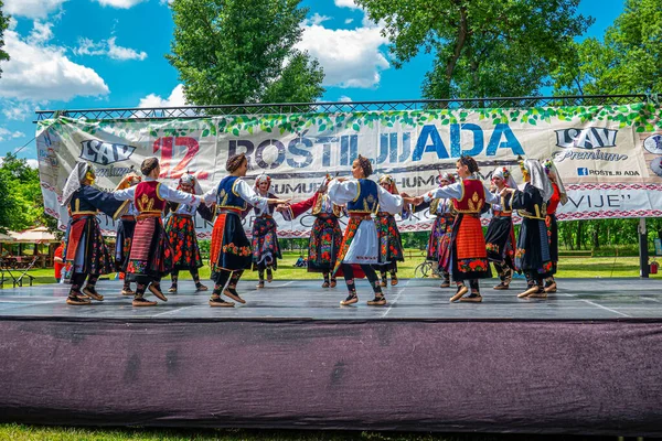 29 Mayıs 2021, Belgrad, Sırbistan, Ada Gölü 'ndeki 12. Barbekü Festivali ve ziyaretçileri eğlendiren ünlü halk dansçıları grupları