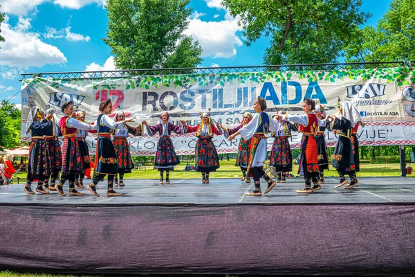 29 Mayıs 2021, Belgrad, Sırbistan, Ada Gölü 'ndeki 12. Barbekü Festivali ve ziyaretçileri eğlendiren ünlü halk dansçıları grupları