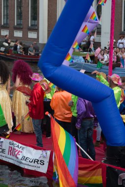 LEIDEN, NETHERLANDS 26 Haziran 2015. 1986 'dan beri festival, çeşitli ve hoşgörüyü kutlayan komik süslü tekneler ve kostümlü insanlarla ünlüdür. 