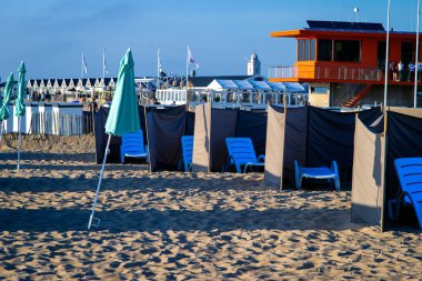 10 Haziran 2021 Katwijk, Hollanda, Plaj kulübeleri, gün batımında Katwijk ipliğinde güneş gözlüğü.