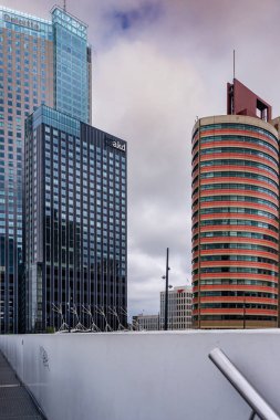 29 Haziran 2021 Rotterdam; Hollanda; Rotterdam güney kıyısı; iş merkezi ofisleri ve kara bulutlar altında modern mimari yağmur öncesi