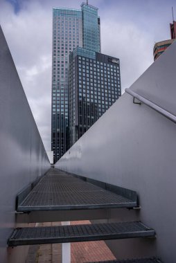 29 Haziran 2021 Rotterdam; Hollanda; Rotterdam güney kıyısı; iş merkezi ofisleri ve kara bulutlar altında modern mimari yağmur öncesi