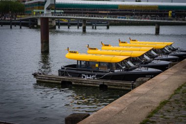 29 Haziran 2021 Rotterdam; Hollanda; Ünlü Rotterdam su taksisi, turistik eğlence merkezi ve vatandaşların popüler toplu taşıma tercihi 