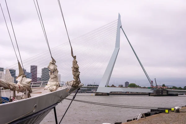 Juni 2021 Rotterdam Nederland Zuid Rotterdam Skyline Met Erasmusbrug Zeilboot — Stockfoto