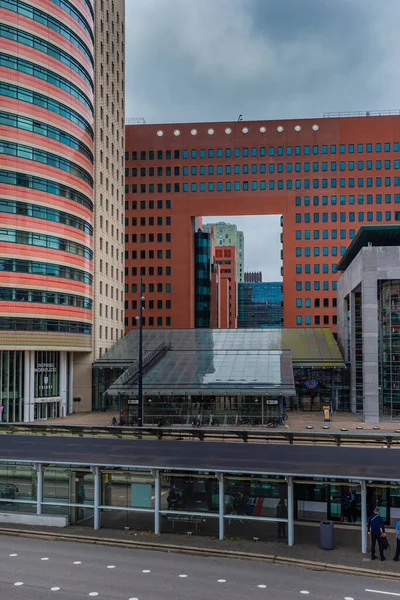 29 Haziran 2021 Rotterdam; Hollanda; Rotterdam güney kıyısı; iş merkezi ofisleri ve kara bulutlar altında modern mimari yağmur öncesi