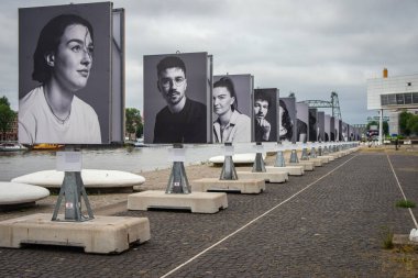 29 Haziran 2021, Wilhelminakade, Rotterdam, Hollanda, Açık Hava Sergisi, Geçici Anıt, Srebrenica Hollanda tarihi, 18 Haziran 2021